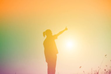 Genç kadın onun başarı, hayatta başarı kavramı için kaldırsın.