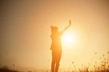 Genç kadın onun başarı, hayatta başarı kavramı için kaldırsın.