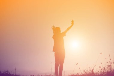 Genç kadın onun başarı, hayatta başarı kavramı için kaldırsın.