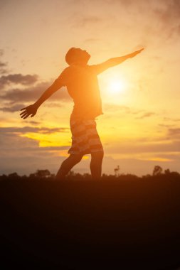 Günbatımındaki adam