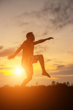 Günbatımındaki adam