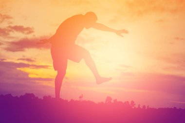 Günbatımındaki adam