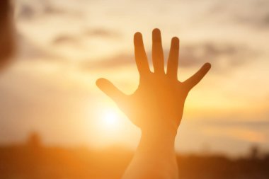 Güneş için eller şekilli.