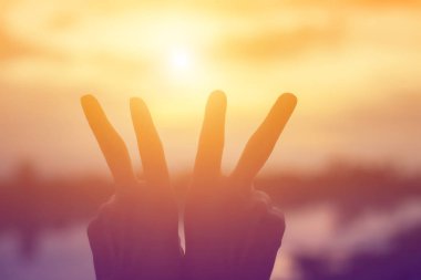 Güneş için eller şekilli.