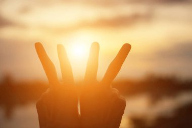 Güneş için eller şekilli.