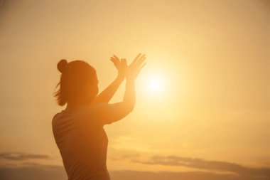 Güneş için eller şekilli.