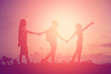 İnsanlar plaj partisi yaz tatili konseptini kutluyor