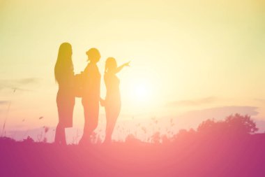 İnsanlar plaj partisi yaz tatili konseptini kutluyor