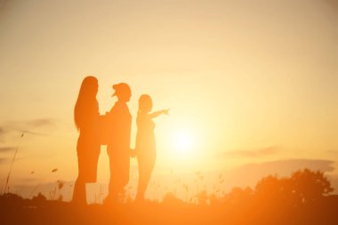 İnsanlar plaj partisi yaz tatili konseptini kutluyor