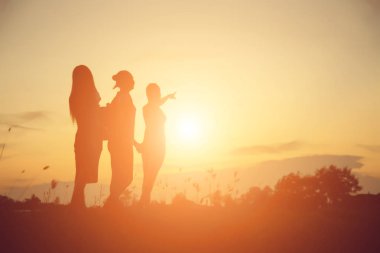 İnsanlar plaj partisi yaz tatili konseptini kutluyor