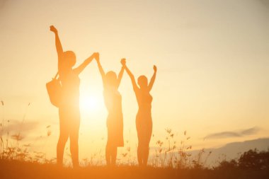 İnsanlar plaj partisi yaz tatili konseptini kutluyor