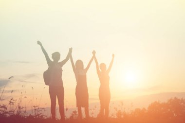 İnsanlar plaj partisi yaz tatili konseptini kutluyor