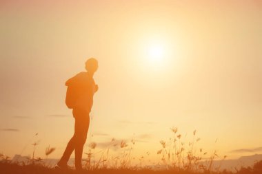 sırt çantası ile doğada seyahat kadın