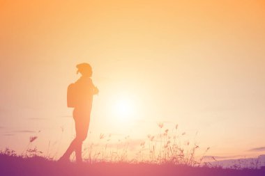 sırt çantası ile doğada seyahat kadın