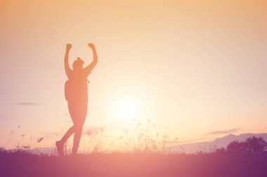 sırt çantası ile doğada seyahat kadın