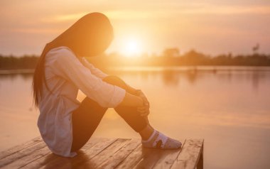 Güzel kız yaz gün batımında doğada silüeti