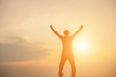 Günbatımındaki adam