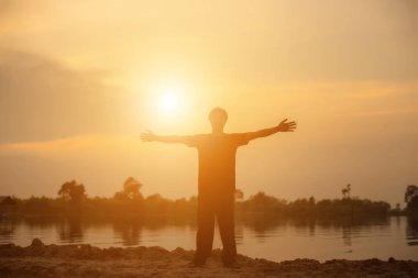 Günbatımındaki adam