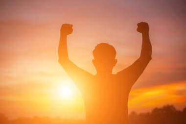 Günbatımındaki adam