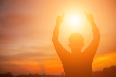 Günbatımındaki adam