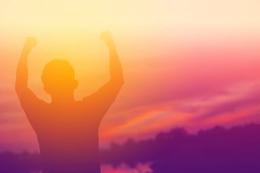 Günbatımındaki adam