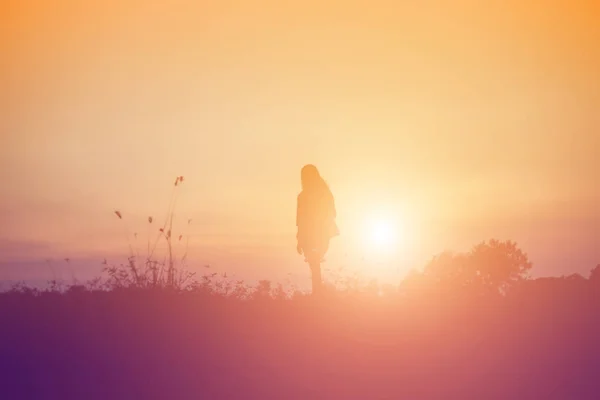 年轻女人举起的手 她的成功 人生的成功理念 — 图库照片