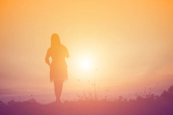 Mujer Joven Levanta Las Manos Por Éxito Concepto Éxito Vida — Foto de Stock