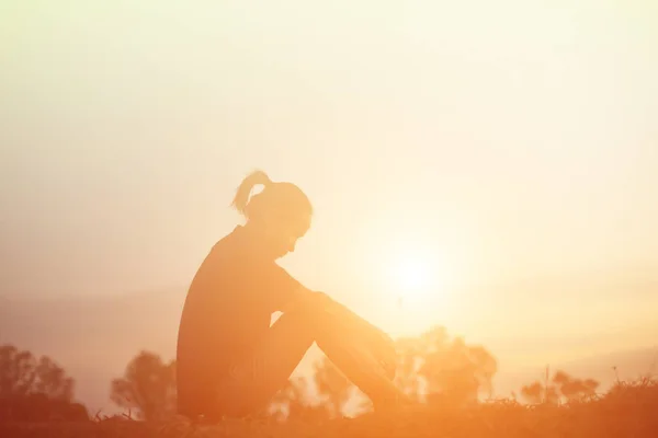 Droevige Depressieve Vrouw Die Alleen Zit — Stockfoto