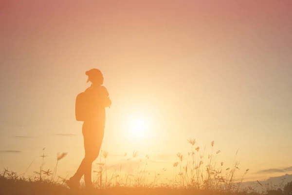 Mujer Viajando Naturaleza Con Mochila — Foto de Stock