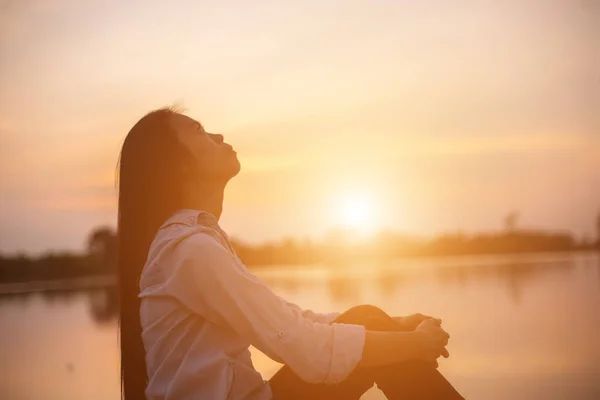 Silhouette Della Bella Ragazza Nella Natura Tramonto Estivo — Foto Stock