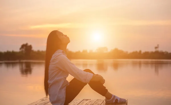 Silueta Hermosa Chica Naturaleza Atardecer Verano — Foto de Stock