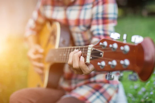 Jonge Hipster Vrouw Spelen Gitaar Ontspannen Zijn Vakantie Genieten Met — Stockfoto