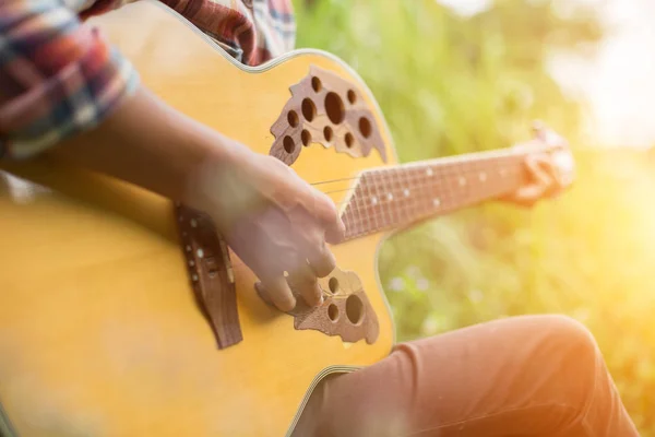 Joven Mujer Hipster Tocando Guitarra Para Relajarse Sus Vacaciones Disfrutar —  Fotos de Stock