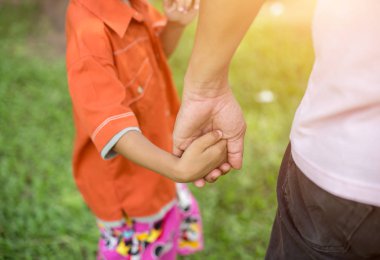 bir üst bir küçük çocuk elini tutar