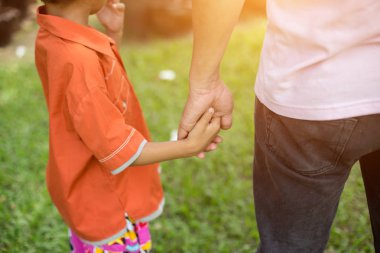 bir üst bir küçük çocuk elini tutar