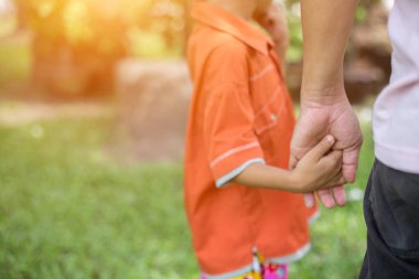 bir üst bir küçük çocuk elini tutar