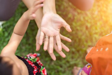 Gün batımında el ele tutuşan mutlu çift