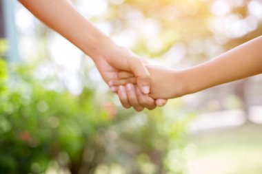 Gün batımında el ele tutuşan mutlu çift