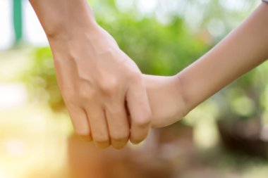 Gün batımında el ele tutuşan mutlu çift