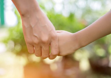 Gün batımında el ele tutuşan mutlu çift