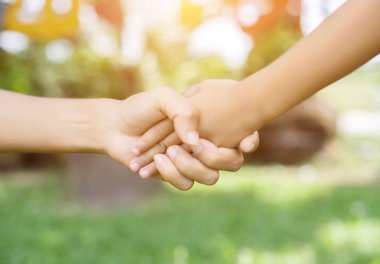 Gün batımında el ele tutuşan mutlu çift