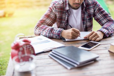 Erkek ve kadın çalışma, iş kavramı arka plan üzerinde grafiklerle belge görüntüsü