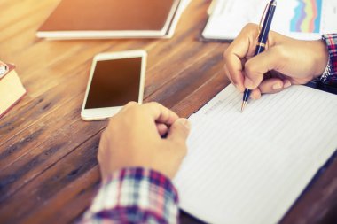 Erkek ve kadın çalışma, iş kavramı arka plan üzerinde grafiklerle belge görüntüsü