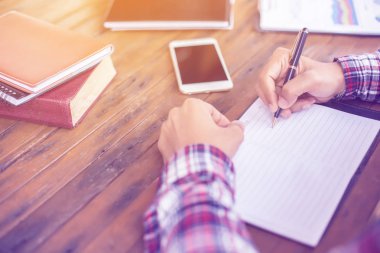 Erkek ve kadın çalışma, iş kavramı arka plan üzerinde grafiklerle belge görüntüsü