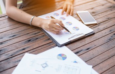 İş ekibi ofiste otururken dizüstü bilgisayarda çalışıyor. İş adamları.