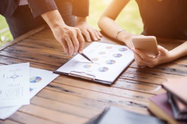 İş ekibi ofiste otururken dizüstü bilgisayarda çalışıyor. İş adamları.