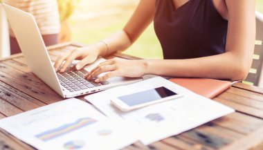 İş ekibi ofiste otururken dizüstü bilgisayarda çalışıyor. İş adamları.