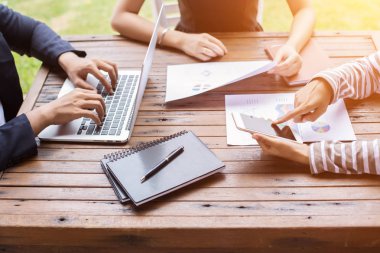 İş ekibi ofiste otururken dizüstü bilgisayarda çalışıyor. İş adamları.