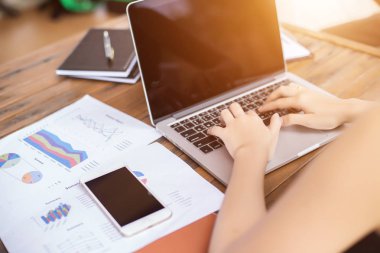 İş ekibi ofiste otururken dizüstü bilgisayarda çalışıyor. İş adamları.