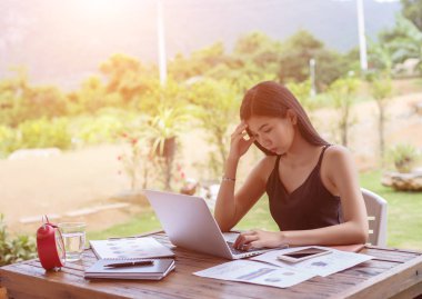 İş ekibi ofiste otururken dizüstü bilgisayarda çalışıyor. İş adamları.
